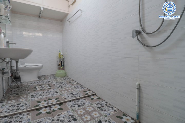 *****บ้านเดี่ยวมือสอง ซ.ประดิษฐ์มนูธรรม7 บนเนื้อที่ 69 ตร.ว. ฟังก์ชัน 4 ห้องนอน 2 ห้องน้ำ จอดรถได้ 2 คัน  บนทำเลเดินทางสะดวก เชื่อมต่อถนนลาดพร้าว และประดิษฐ์มนูธรรม(เลียบทางด่วน) ใกล้รถไฟฟ้าสายสีน้ำเงิน "สถานีลาดพร้าว"